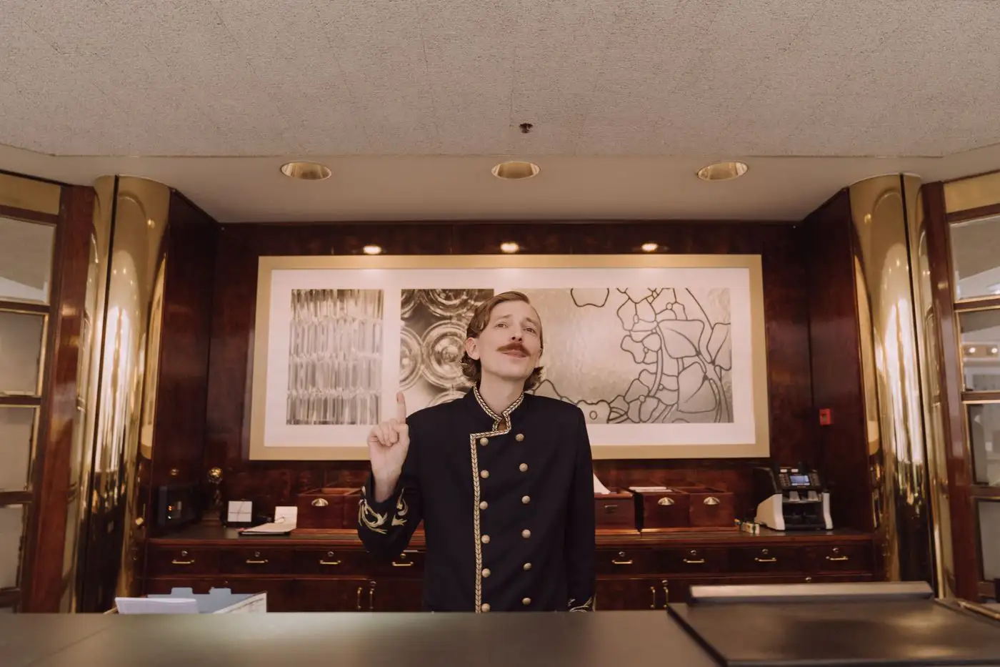 Concierge à la réception d’un hôtel